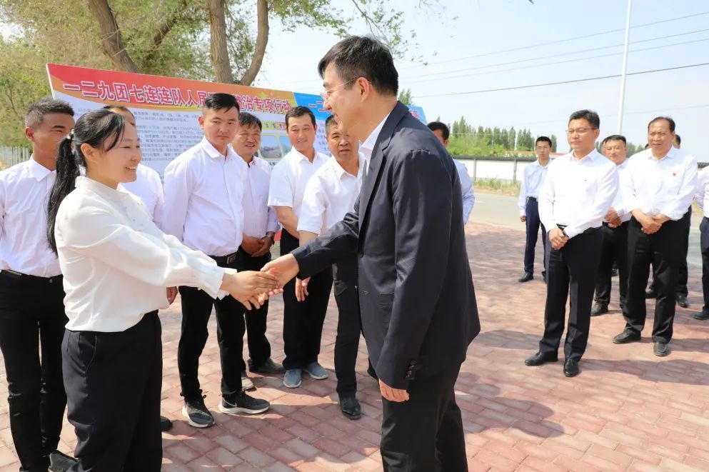 5月15日,兵团党委常委,副政委,组织部部长刘见明到七师胡杨河市调研.