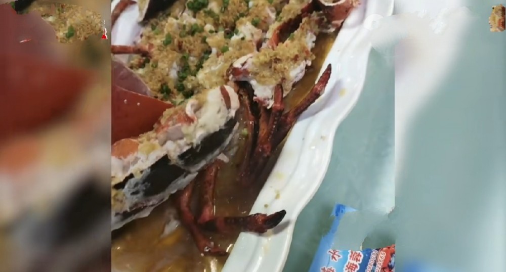 女子花500买龙虾,怕加工被调包暗掰两条虾腿,上菜时龙虾腿竟是齐的!