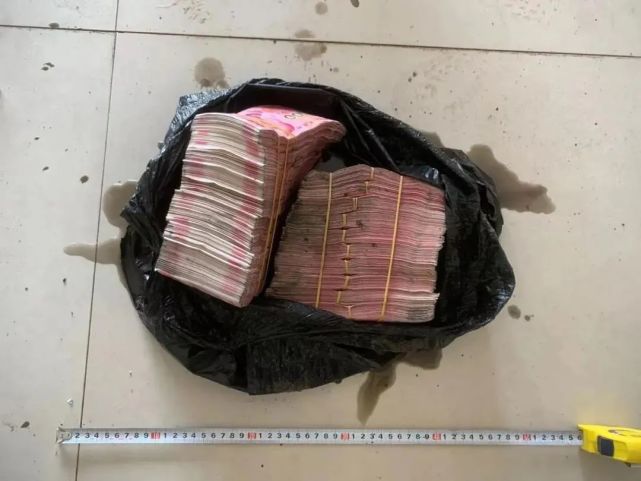 其在松阳县古市镇一洗车店内洗车时,放在车内的203000元现金被盗.