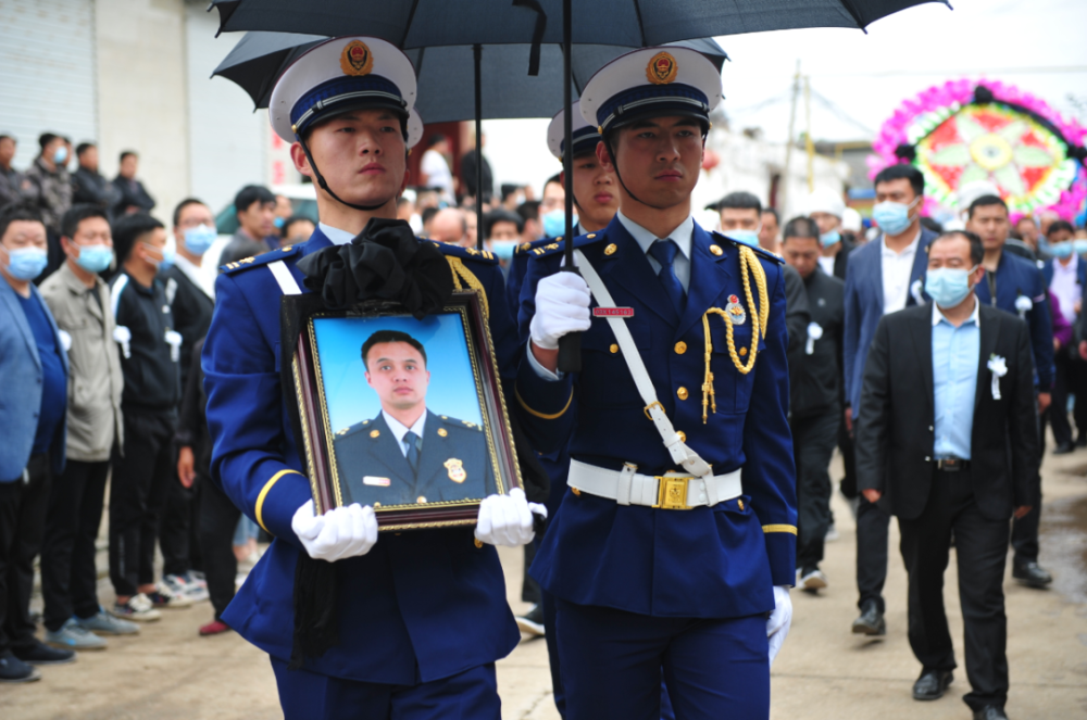 雨泪纷飞河北两名80后烈士魂归故里航空最高礼仪迎接