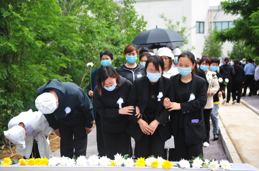 李凯涛烈士家属战友冒雨送孙中杰最后一程 会秉承