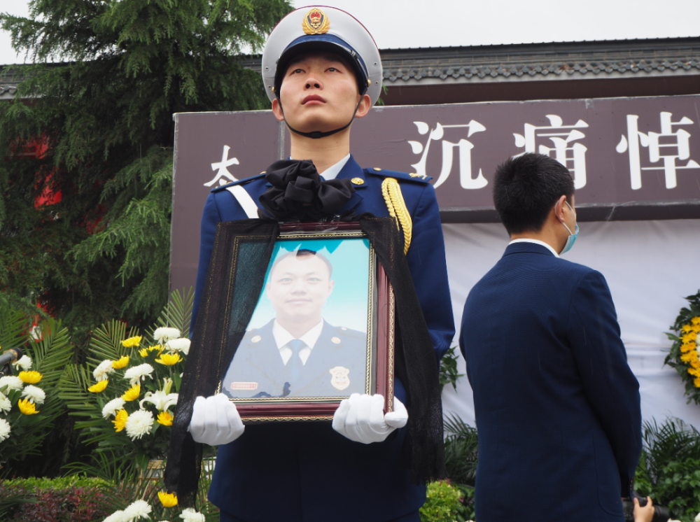 湛蓝的天空下, 李凯涛烈士,孙中杰烈士骨灰 分别被护送至永