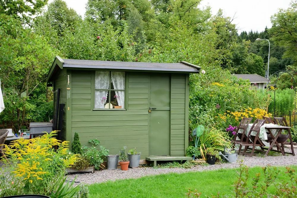 工具房的外墙颜色,推荐优先选择木绿色,这样更能衬托出花园里的鲜花