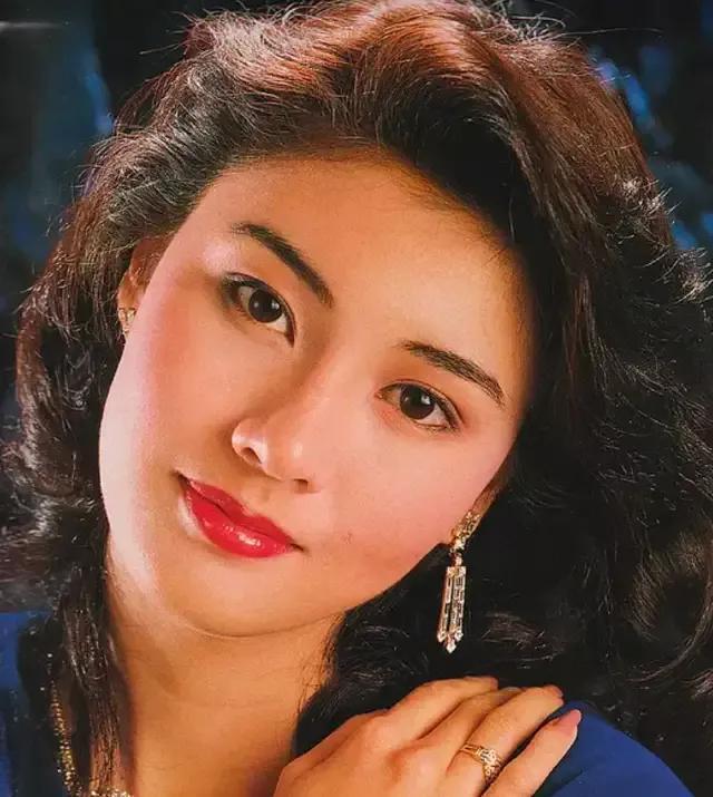 说起香港美人,就会想到香港的经典美女李嘉欣,在脑海中浮现出她的绝美