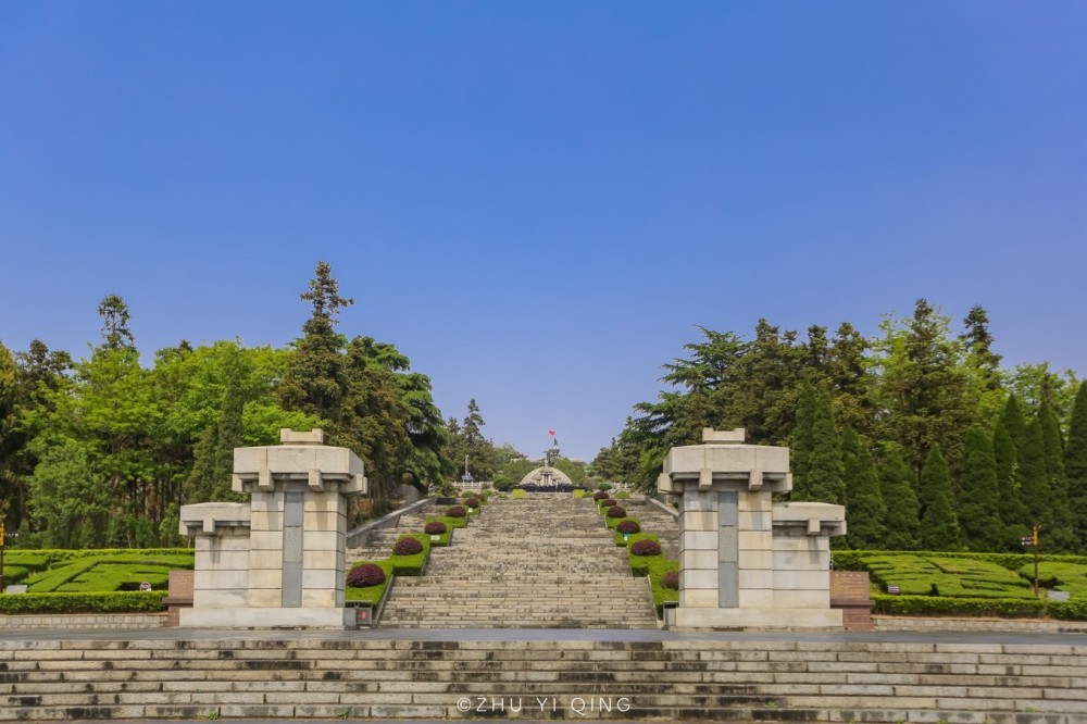 抗日山风景区地处连云港市,来到这里时天气晴朗,蔚蓝的天空映衬着抗日