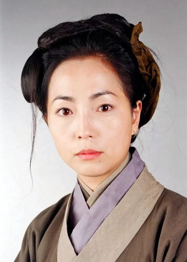 石榴姐苑琼丹57岁了,还在努力工作,周星驰捧红她,深
