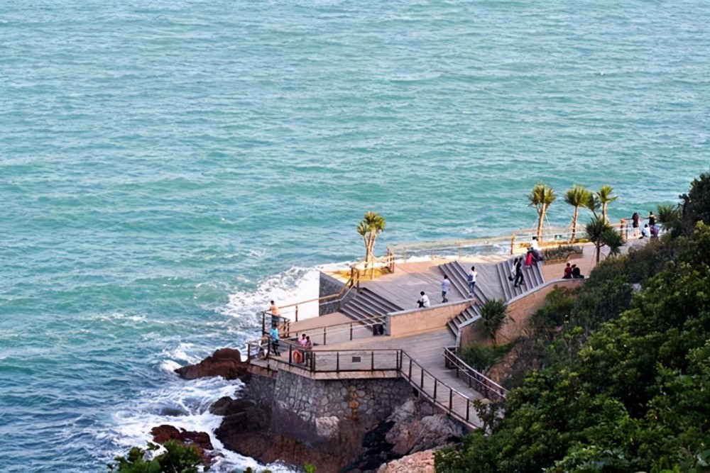 天气越来越热,大梅沙海滨公园约起来,在海滩踏浪自由奔跑