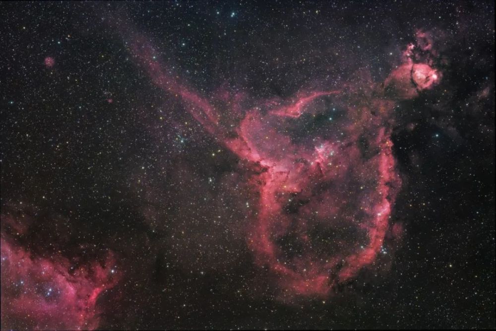 心脏星云位于银河系英仙臂,距离地球大概7500光年.