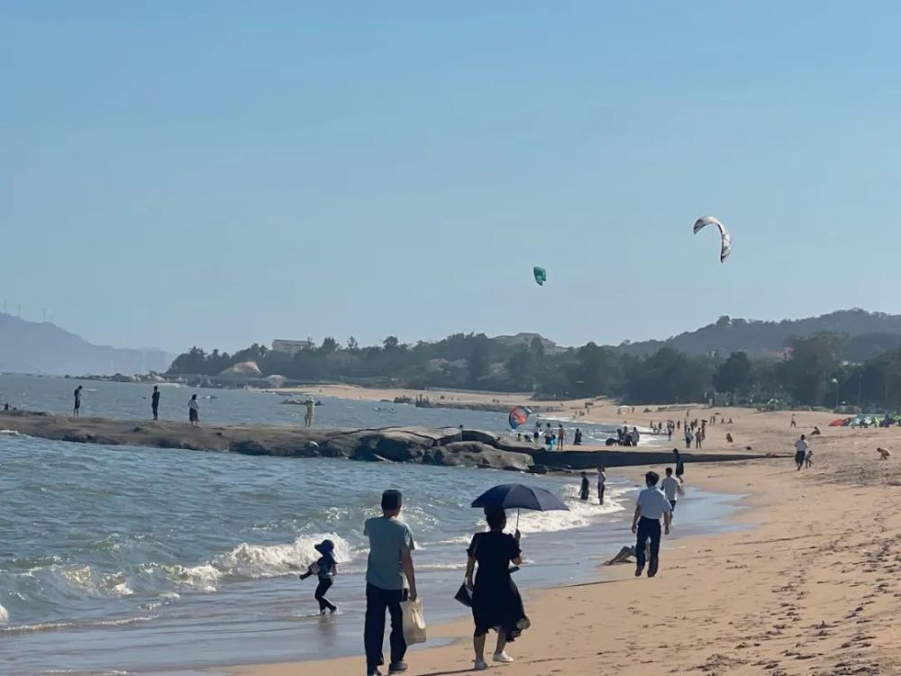 沙滩 是一个更适合近距离接触 大海的好地方 临近椰风寨,国际会展中心