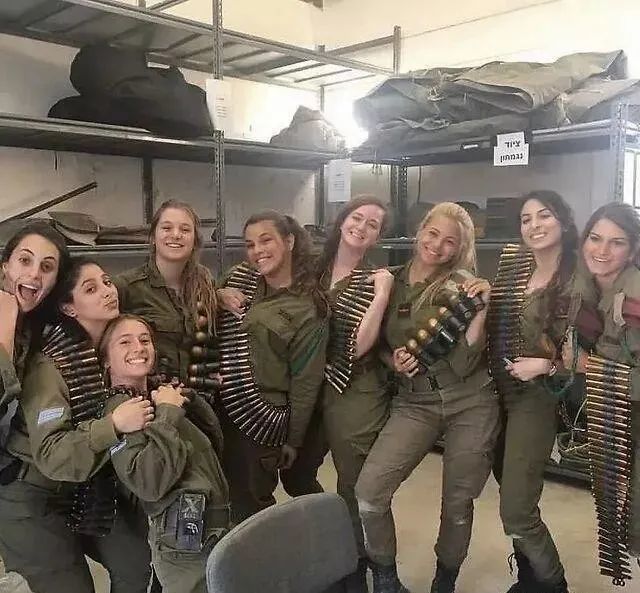 以色列女兵看看人家的征兵宣传照片