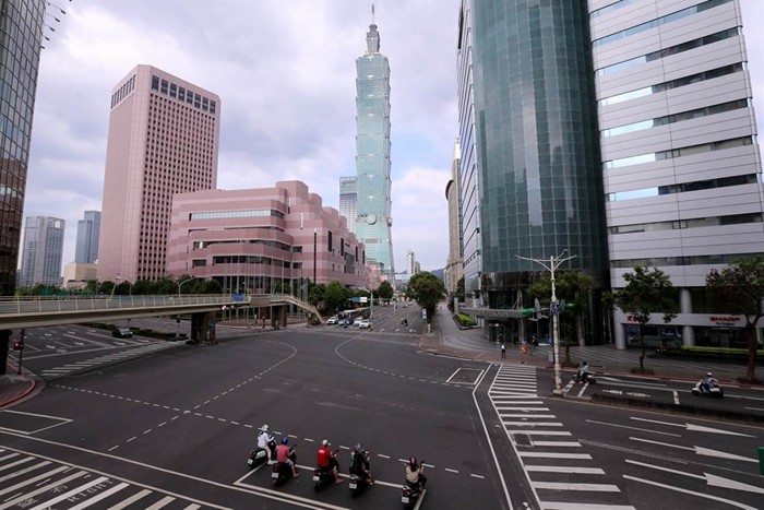 空旷的街道!台媒曝疫情升温后台北市信义区街头,地铁画面
