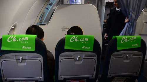 春秋航空商务经济座区域集中在机舱前两排,前后座位之间间距比较宽敞