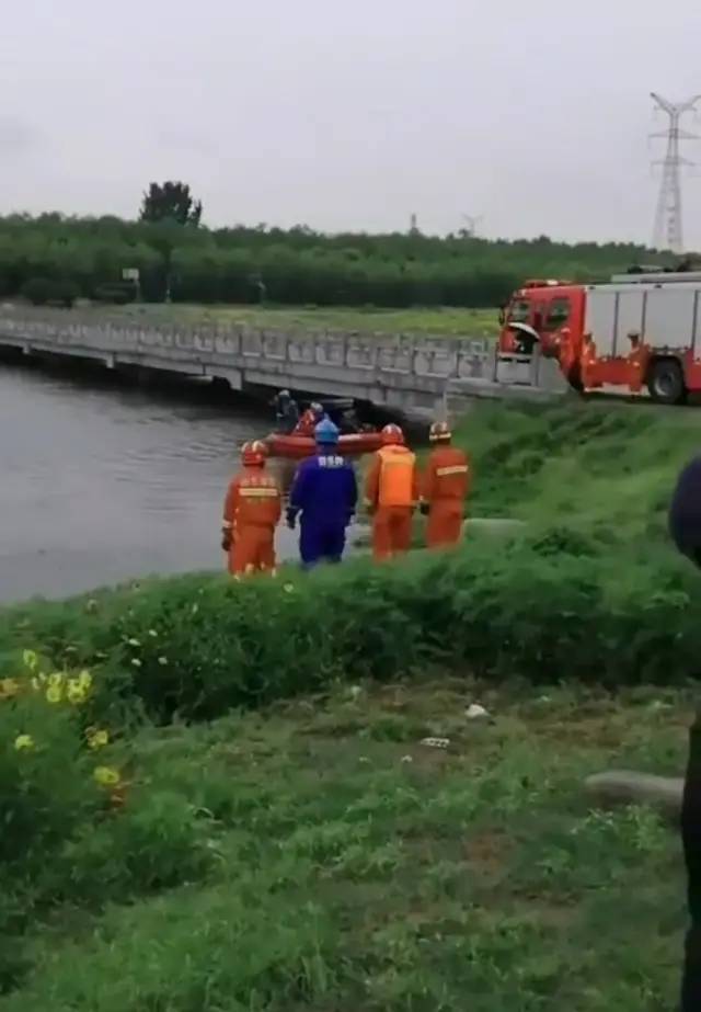 滕州:凌晨4点!车开进河里!上善公园附近一轿车坠河