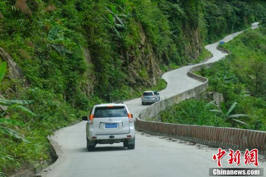 通往"莲花秘境"的西藏墨脱公路