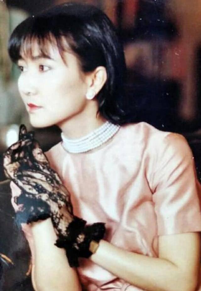 可就当事业才有发展的时候陈美琪却选择了结婚,1979年21岁的陈美琪