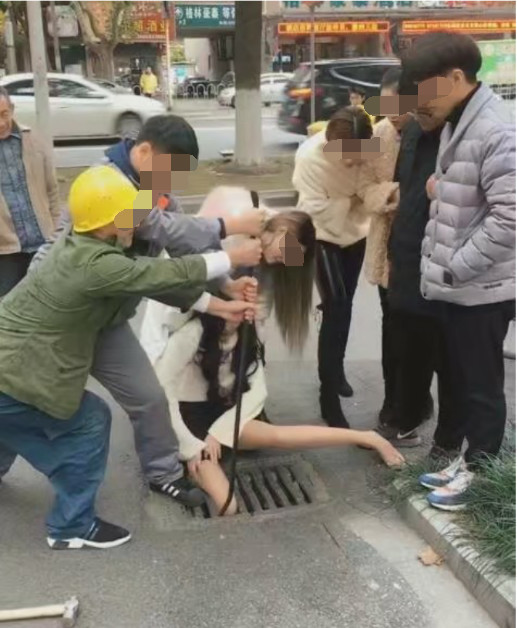 女孩穿着丝袜卡到了下水道,原因曝光后,网友都直呼受不了!