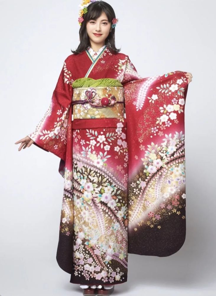 袴装就被当成女生的制服来使用,现在日本毕业典礼上所流行的