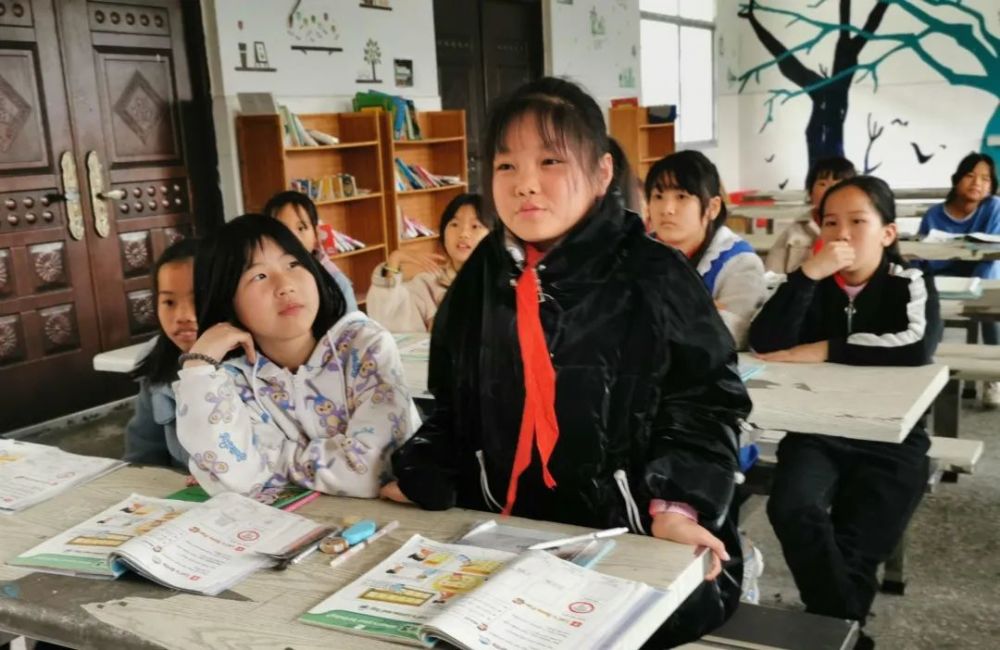 湖南湘西州吉首市社塘坡禧福九年制学校的老师在乡土课程的第一堂课上