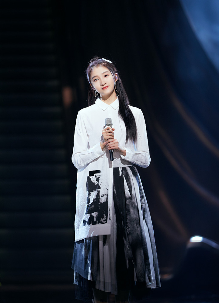 关晓彤水墨国风造型写真太诗意 大展古典韵味别具一格