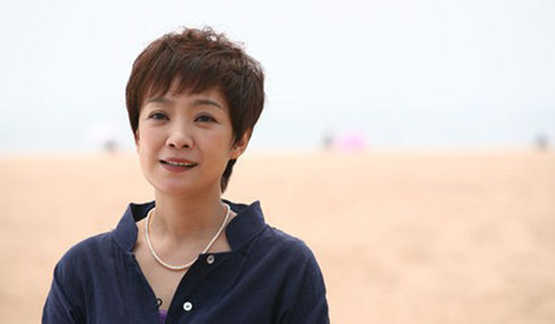 王海燕:离开富商老公后,带24亿资产嫁张嘉译,如今过得