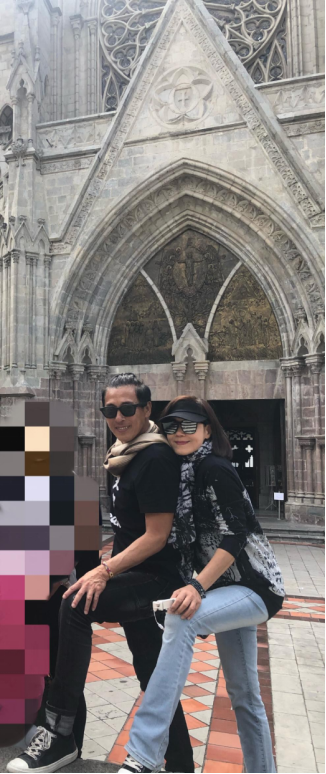 吕颂贤老婆麦景婷奔六的年纪还穿得这么简约饱满身形挺抢镜