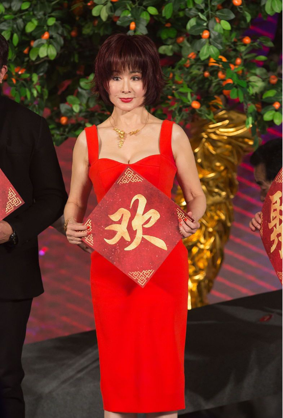 潘迎紫不惧岁月流逝,70 穿裙子秀s曲线,脸蛋娇嫩一点都没垮