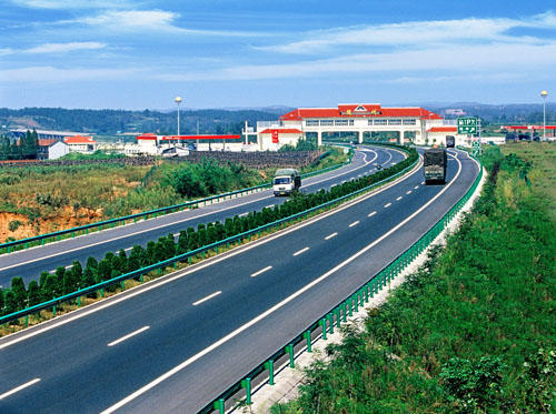 沿着高速看中国福银高速承东启西串点成线铺就致富路