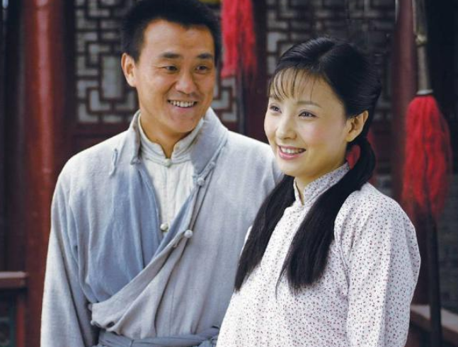 何冰37岁走红,1998年李海洋倒贴5000块钱办婚礼:白捡了个老婆