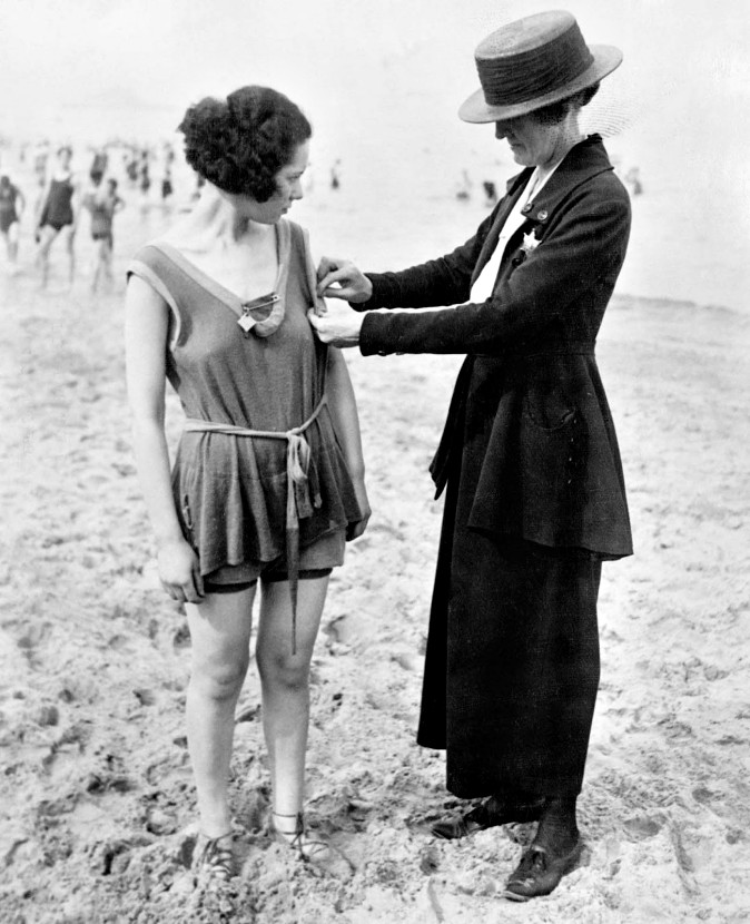 历史图片:1920年代美国,穿过短泳衣会被罚款乃至逮捕
