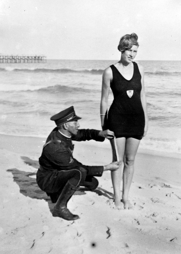 历史图片:1920年代美国,穿过短泳衣会被罚款乃至逮捕