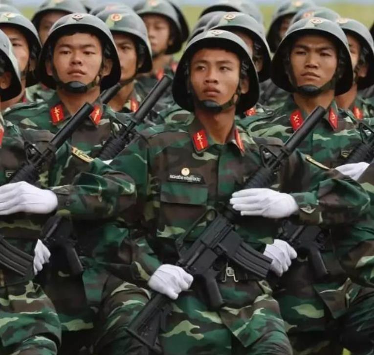 越南军队开发的战斗机器人武器停留在ak时代跟手工耿的作品似的