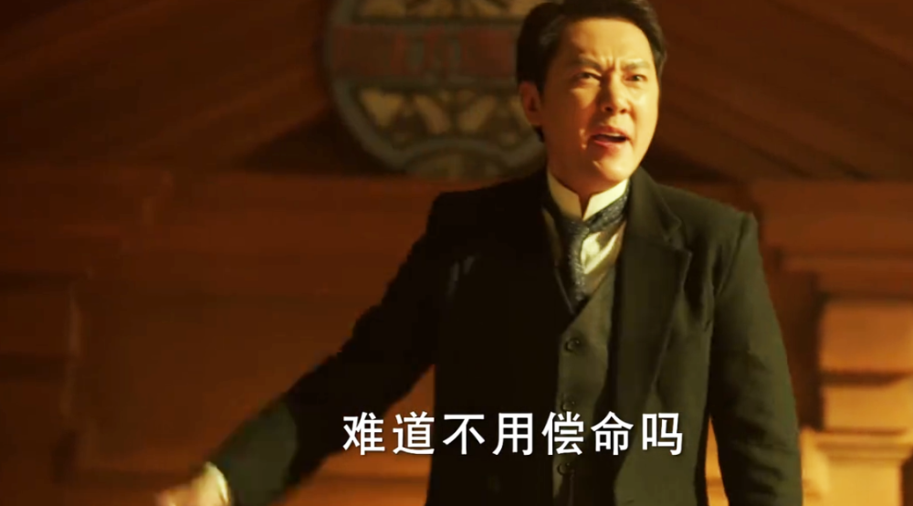 那一刻,施洋愤怒了,怒气冲冲地冲上法庭最高处,站在桌子上义愤填膺地