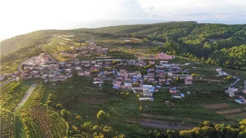 方山诸葛营民族文化生态旅游示范村,集独特的彝族民居,浓郁的民族风情