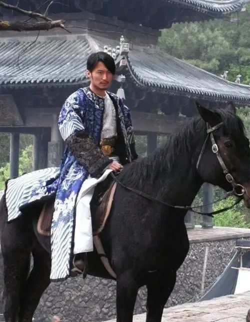 搭戏的《新少林寺》上映;谢霆锋扮演的曹蛮演出了扮猪吃老虎的人性