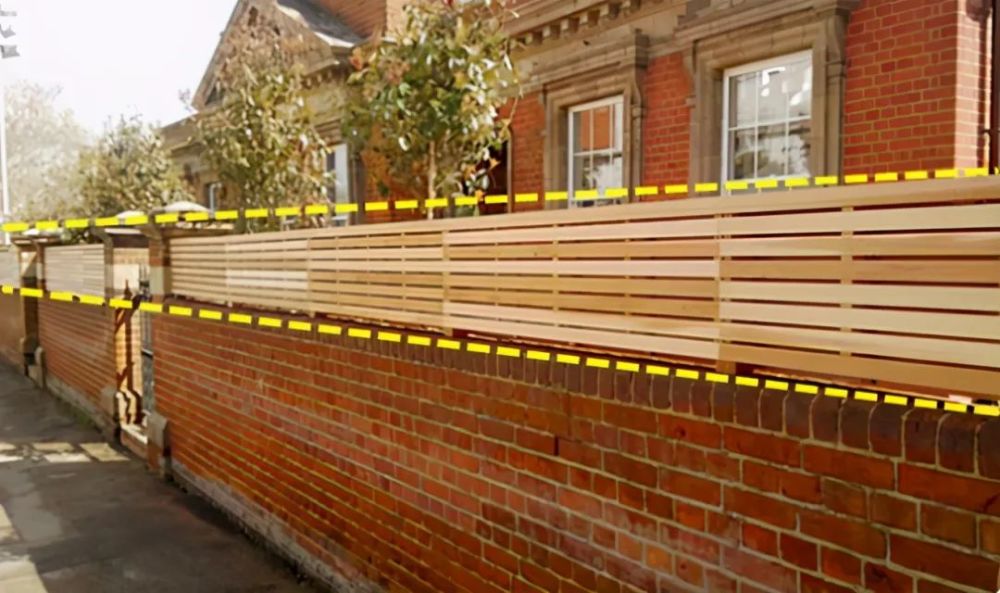 庭院墙别只懂砌红砖,加上这50cm木护栏,颜值提升隐私性高上不少