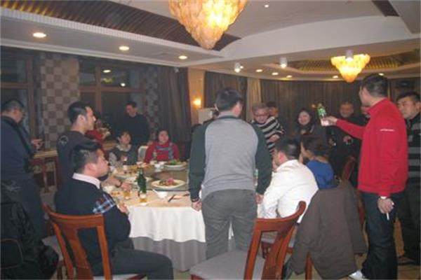 同学聚会小伙欲请客被嘲笑,服务员拿来账单,周围同学愣住了