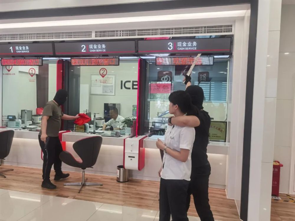 城北新区,两劫匪持枪"抢银行?西充公安火速出击!原来