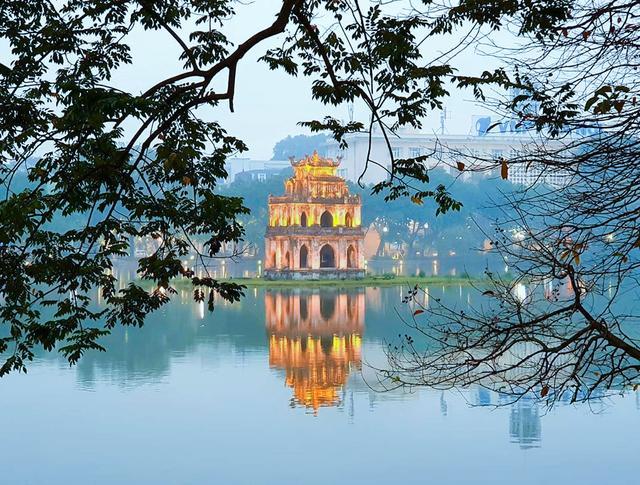 越南还剑湖的优美风景,大自然的巧夺天工,游客心之所向