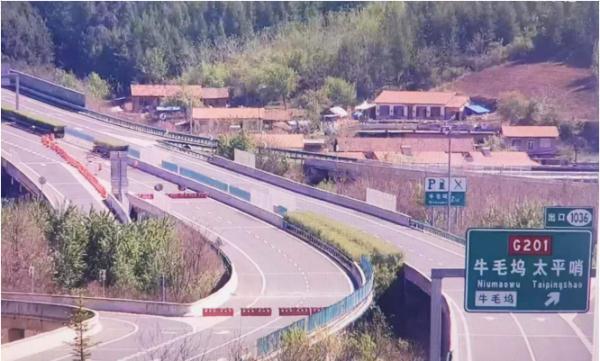 近期,辽宁高速公路有二个路段因施工封闭需下道绕行