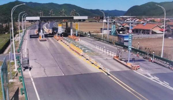 近期,辽宁高速公路有二个路段因施工封闭需下道绕行