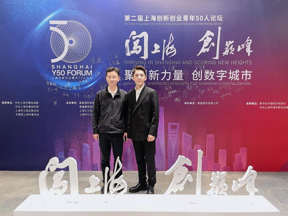 "行走的海报:看青年代表李佳琦如何为沪代言