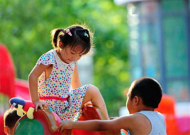 大部分幼儿园,厕所都是蹲便,不是家里面那种马桶,小女孩们穿的裙子