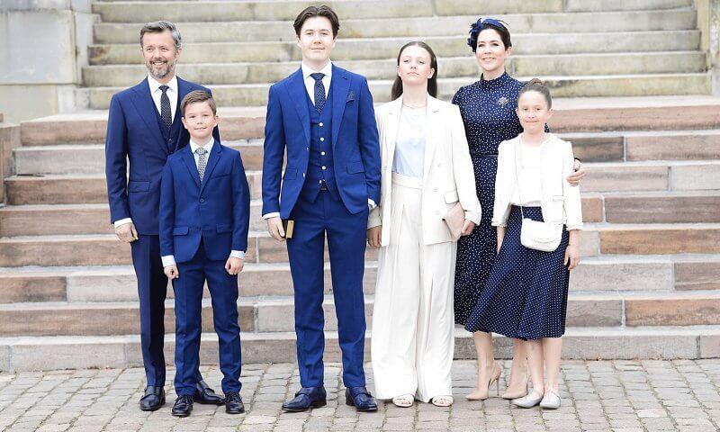 丹麦王室成员齐聚!49岁王妃穿波点裙超美,21岁华裔王子把人帅到