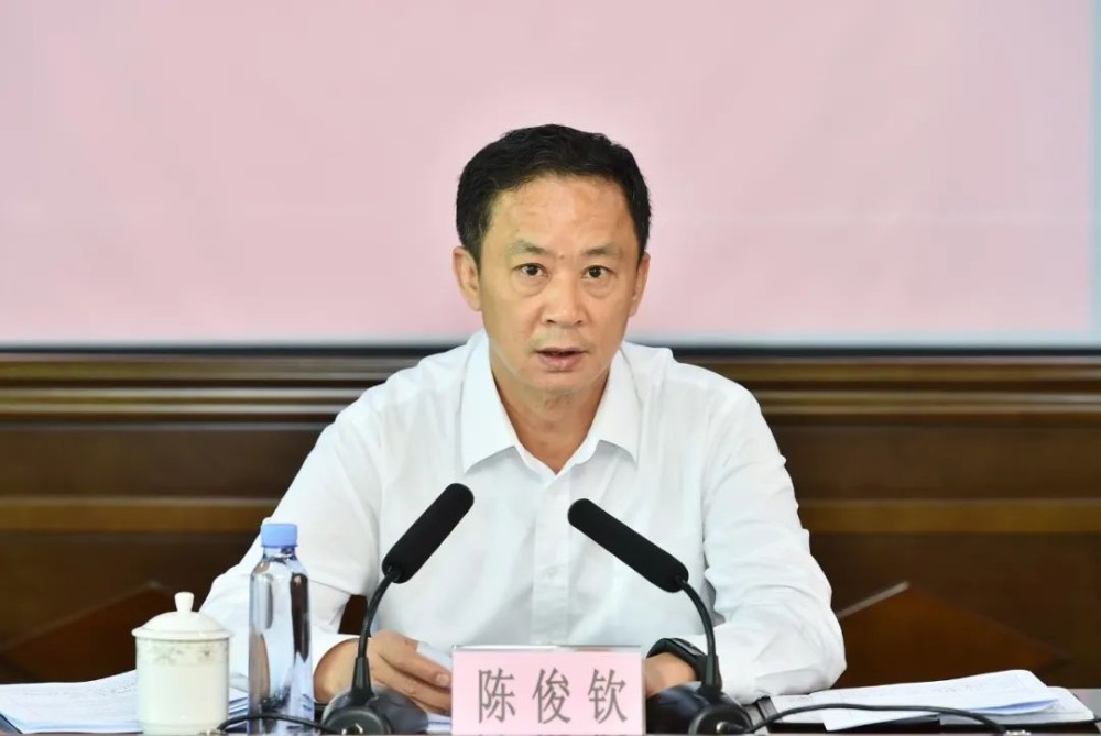 陈俊钦主持召开市委政法委委务会议:用活乡村善治 助推乡村振兴