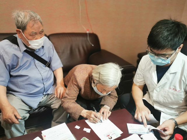 上海76岁及以上人群打新冠疫苗首日90岁阿婆也来接种