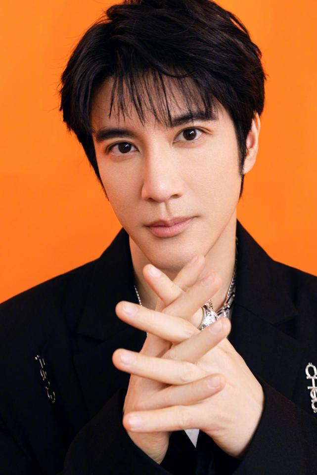 打开腾讯新闻,查看更多图片 >5月17日,王力宏在个人社交平台上晒出了
