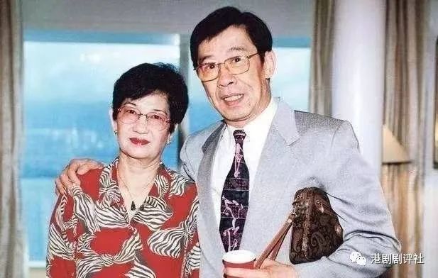 老戏骨胡枫举行演唱会,透露孙女和曾孙会上台,网友担心其身体