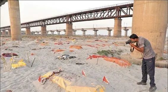 印度恒河中捞起大量浮尸