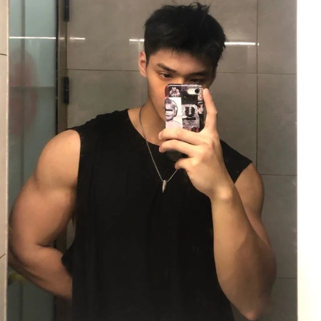 浓眉大眼的帅气健身男孩,一身腱子肉绝了!