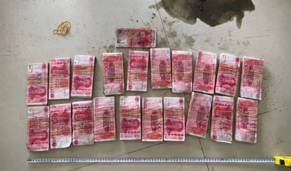 下水道捞出20万现金!